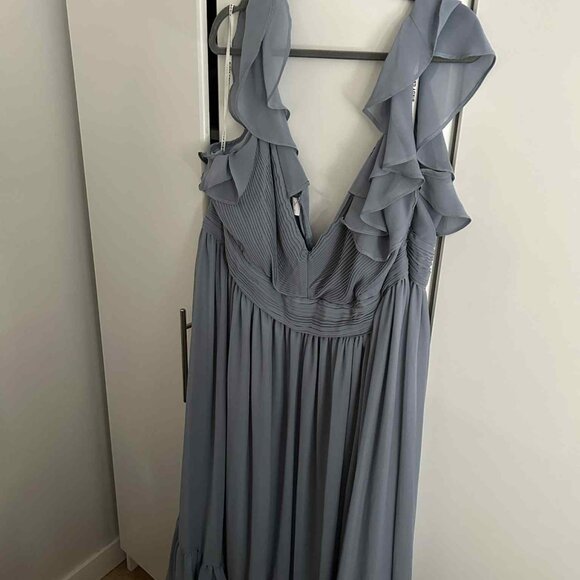 Flirty midi dress with flutter sleeves- plus size - Picture 7 of 8